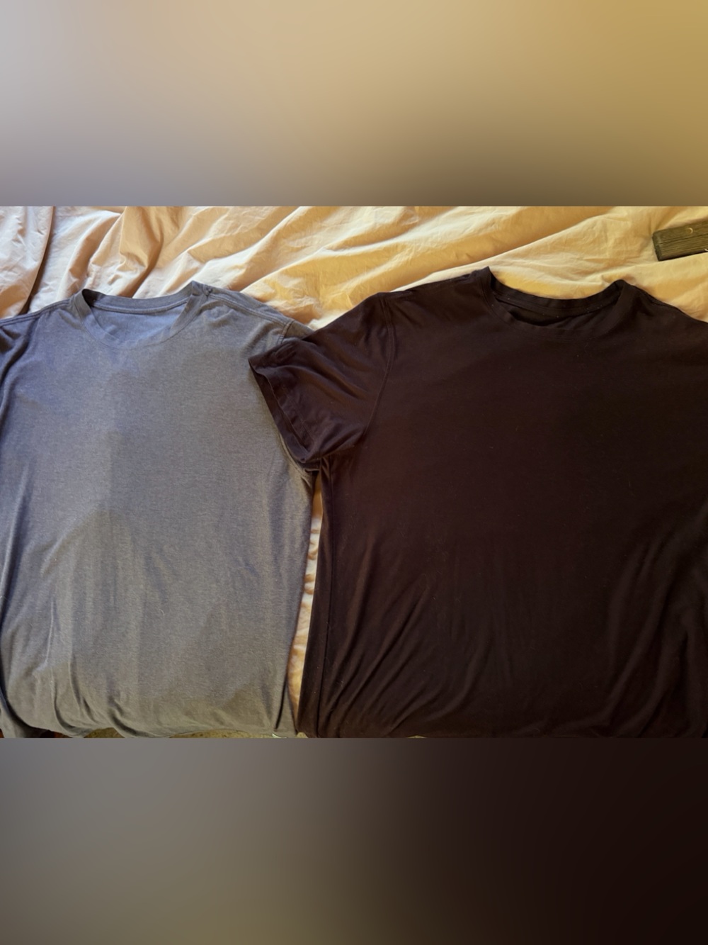 Men’s Vuori Short Sleeve Strato Tech Tee medium heather Set of 2